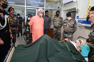 जम्मू-कश्मीर एलजी ने अस्पताल का दौरा किया, घायल नागरिकों के स्वास्थ्य के बारे में जानकारी ली