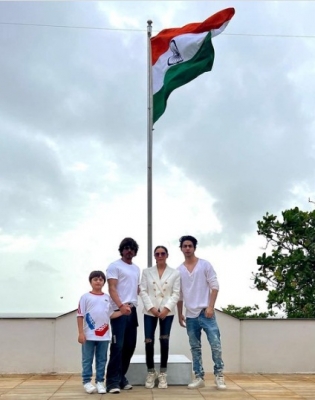 शाहरुख ने परिवार संग ‘हर घर तिरंगा’ उत्सव में भाग लिया, मन्नत में फहराया तिरंगा
