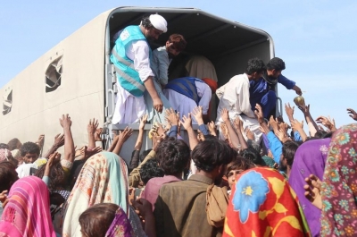 पाक की 2 ‘वंडर वुमन’ ने वर्जनाएं तोड़ बाढ़ प्रभावित महिलाओं को मासिक धर्म किट बांटे