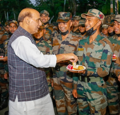 रक्षा मंत्री ने पूर्वोत्तर में सीमावर्ती क्षेत्रों का दौरा किया