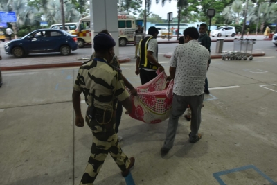 रांची एयरपोर्ट पर बीमार महिला को नहीं मिला स्ट्रेचर-व्हील चेयर, चादर में लपेटकर लाया गया बाहर
