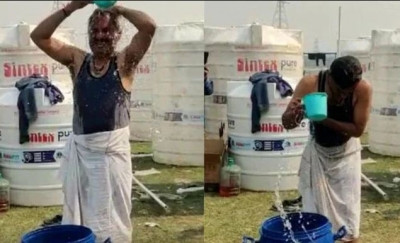 जहरीले रसायन होने के दावे के बीच डीजेबी निदेशक ने यमुना के पानी में किया स्नान