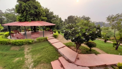 ताजमहल के साये में शीशमहल पार्क में बनाया गया वॉच टावर