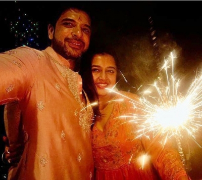 तेजस्वी ने करण के साथ दिवाली की मनमोहक तस्वीरें शेयर की