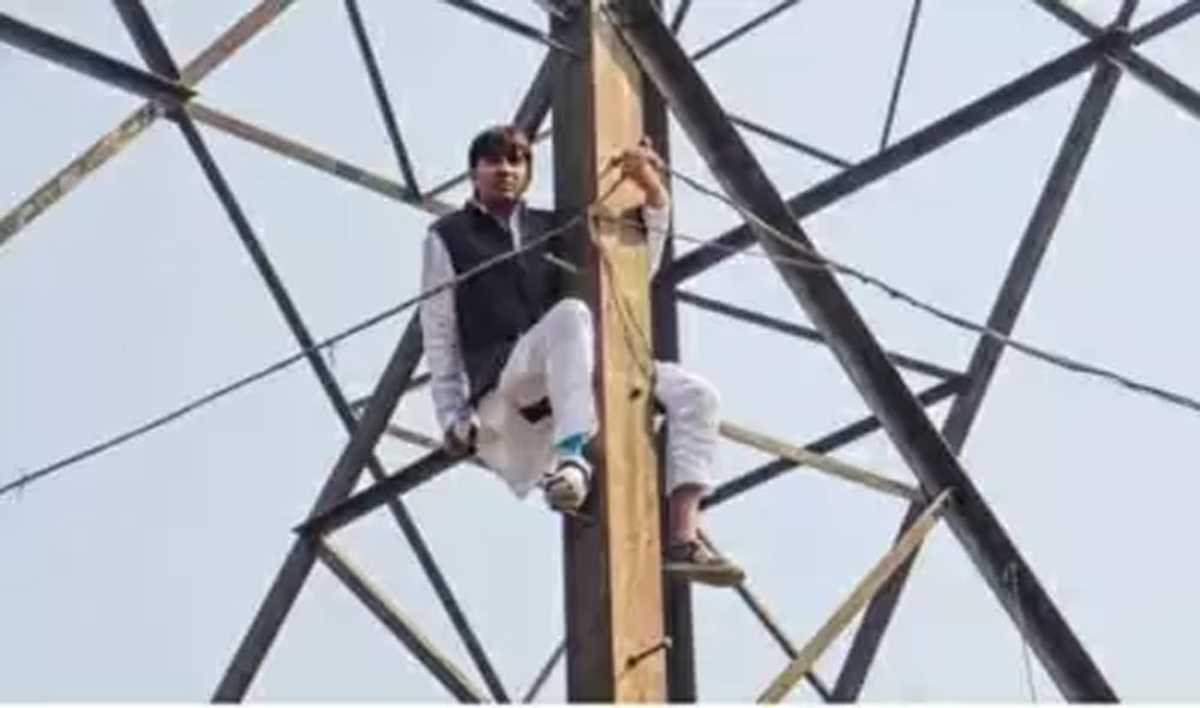 एमसीडी चुनाव में टिकट नहीं मिला तो ट्रांसमिशन टावर पर चढ़े आप के पूर्व पार्षद