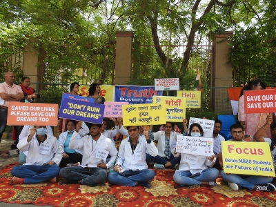 एससी से केंद्र ने कहा- यूक्रेनी विश्वविद्यालयों से लगभग 15,000 भारतीय छात्र ऑनलाइन कक्षाएं ले रहे हैं