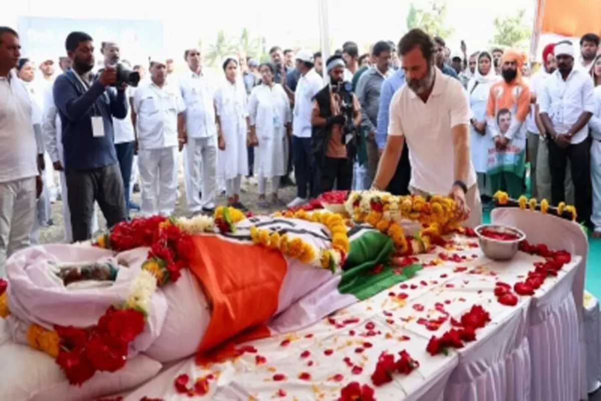 सड़क हादसे में मारे गए कांग्रेस कार्यकर्ता को राहुल गांधी ने दी श्रद्धांजलि