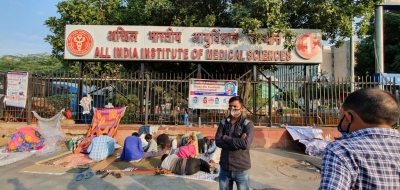 सर्वर डाउन होने से दिल्ली एम्स में मरीजों की संख्या काफी बढ़ी