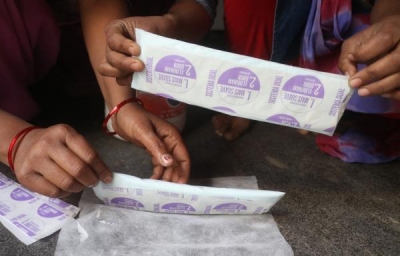 स्कूली छात्राओं के लिए मुफ्त सैनिटरी पैड की मांग वाली याचिका पर केंद्र, राज्यों को नोटिस