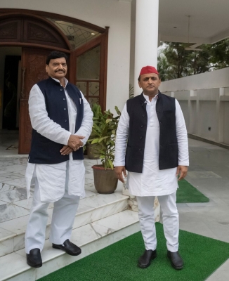 अखिलेश ने शिवपाल से की मुलाकात, चर्चाओं का बाजार गर्म