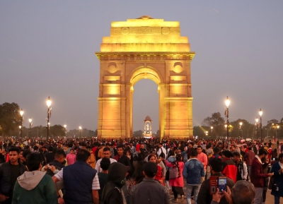 दिल्ली: नए साल की पूर्व संध्या पर इंडिया गेट, कनॉट प्लेस में लोगों की भीड़ उमड़ी
