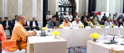 मुख्यमंत्री योगी ने मुंबई में अभिनेताओं, निर्माता-निर्देशकों से किया संवाद