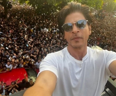 सुपरस्टार की एक झलक पाने के लिए मन्नत के बाहर इंतजार कर रहे फैन को शाहरुख ने दिया मजेदार जवाब