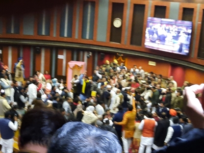 एमसीडी हाउस में हंगामे से स्टैंडिंग कमेटी के चुनाव में देरी, पार्षदों ने फेंकी पानी की बोतलें