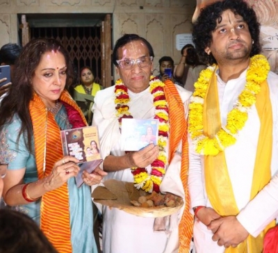 हेमा मालिनी ने श्री राधा रमण मंदिर में होली पर भक्ति गीत रिलीज किए