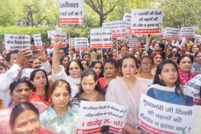 भाजपा ने केजरीवाल के आवास पर किया प्रदर्शन