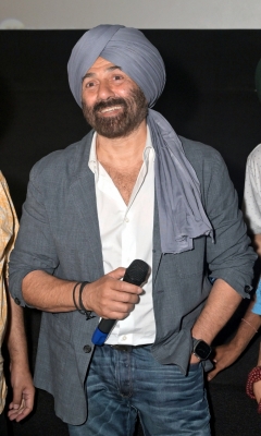 ‘गदर 2’ के प्रचार के लिए दिल्ली पहुंचे सनी देओल, फैंस से की मुलाकात