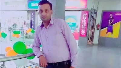 पिकअप वैन ने टक्कर के बाद बाइक को काफी दूर तक घसीटा, दो की मौत
