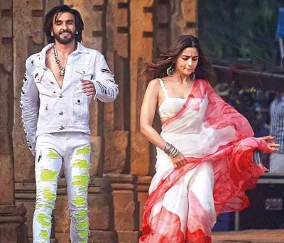 ‘रॉकी और रानी की प्रेम कहानी’ का टीजर जारी, दिखीं रणवीर-आलिया की शानदार केमिस्ट्री