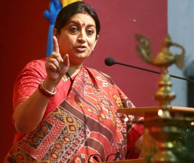 स्मृति ईरानी ने ‘गुमशुदगी का पोस्टर’ शेयर करने को लेकर कांग्रेस पर किया पलटवार