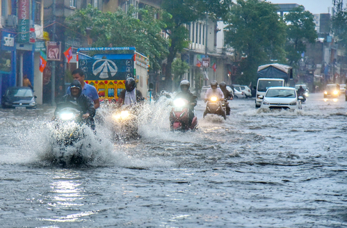 जयपुर में भारी बारिश के कारण सड़कों पर भरा पानी