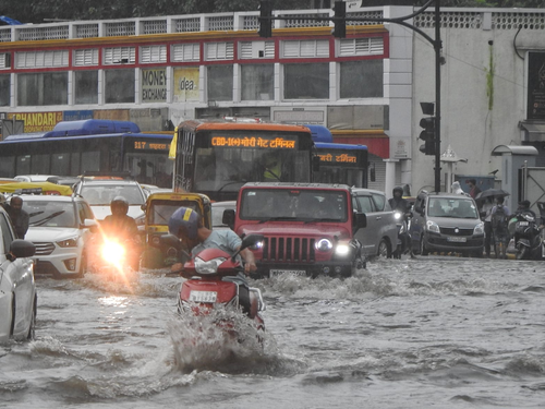 दिल्ली ने तोड़ा 41 साल पुराना बारिश का रिकॉर्ड, आईएमडी ने सोमवार के लिए जारी किया येलो अलर्ट
