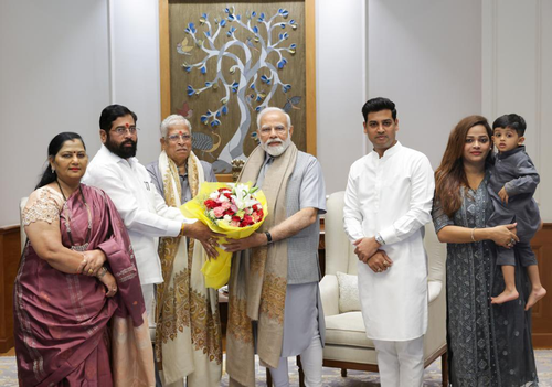 महाराष्ट्र सीएम शिंदे ने परिवार समेत प्रधानमंत्री मोदी और अमित शाह से की मुलाकात, मोदी ने बताया गतिशील और मेहनती सीएम