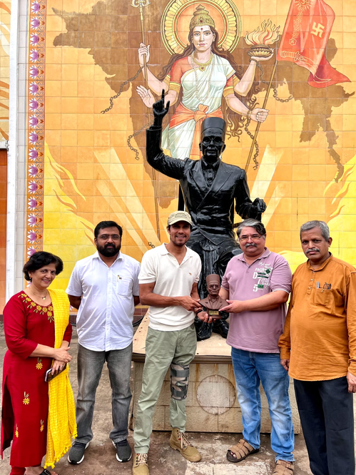 रणदीप हुड्डा ने स्वातंत्र्यवीर स्मारक का दौरा किया, सावरकर के परिवार से मुलाकात की