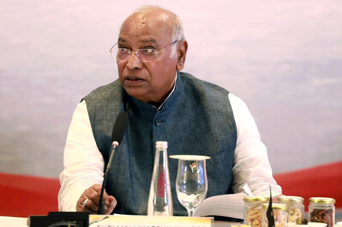 खड़गे का आरोप : मोदी कर रहे ‘विभाजनकारी’ राजनीति