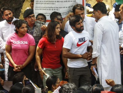डब्‍ल्‍यूएफआई के निलंबन पर बजरंग पुनिया, साक्षी मलिक ने ट्वीट किया : ‘बृजभूषण ने भारतीय कुश्ती को मुसीबत में डाल दिया’
