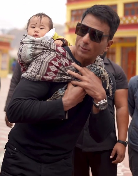 सोनू सूद हिमाचल में बच्चे को कंधे पर बिठाकर घुमाते नजर आए, वीडियो वायरल