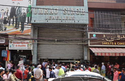 दिल्ली : जेवर की दुकान में चोरी मामले की चल रही गहन जांच, कई टीमें जुटीं