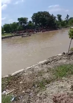 बिहार में बागमती नदी में नाव पलटी, 12 से अधिक बच्चे लापता