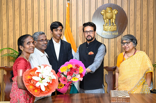 प्रगनानंदा और उनके परिवार से मिले अनुराग ठाकुर, हिमाचली अंदाज में किया सम्मान