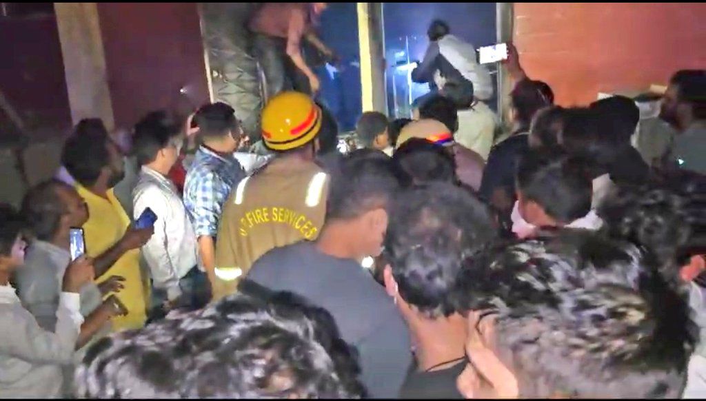 झांसी मेडिकल कॉलेज में लगी भीषण आग, 10 बच्चों की मौत