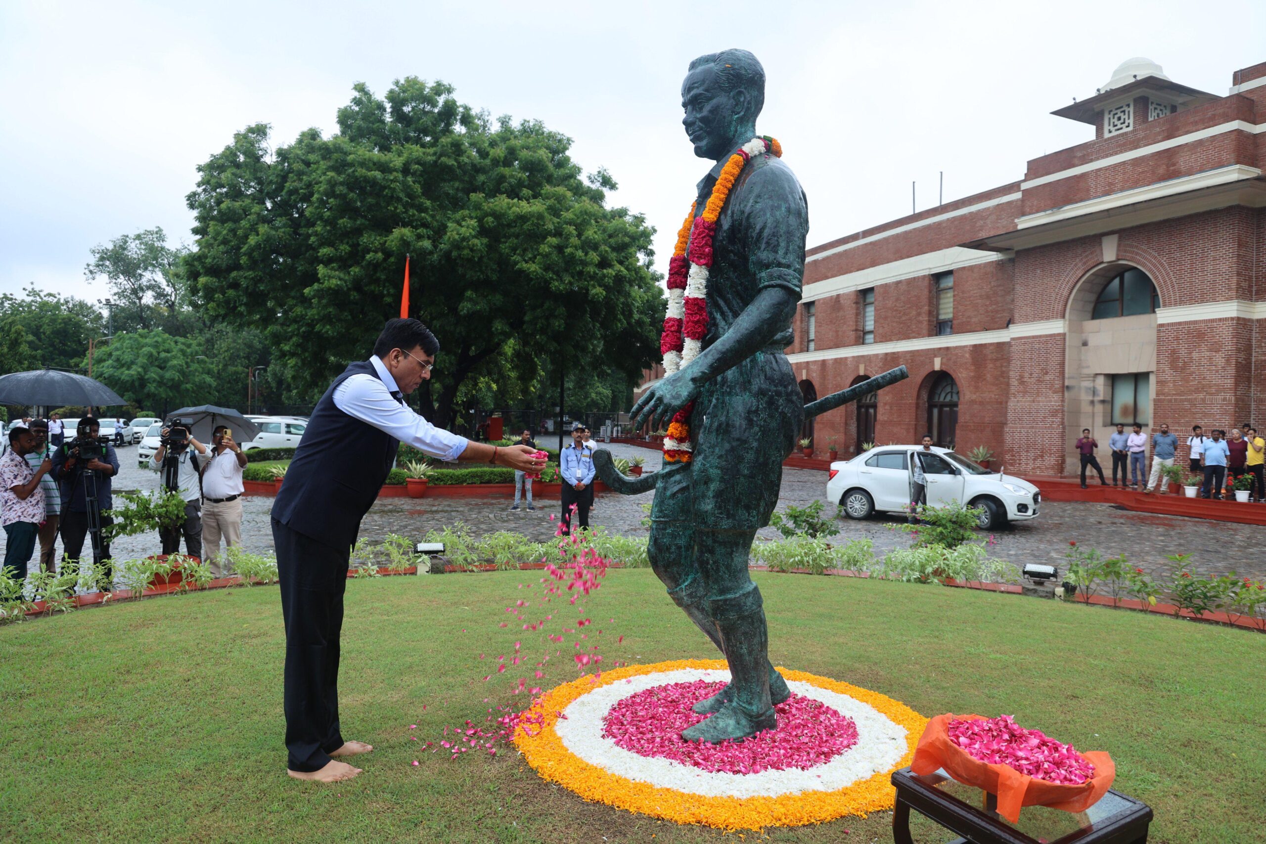 खेल मंत्री ने ‘हॉकी के जादूगर’ मेजर ध्यानचंद को उनकी पुण्यतिथि पर दी श्रद्धांजलि