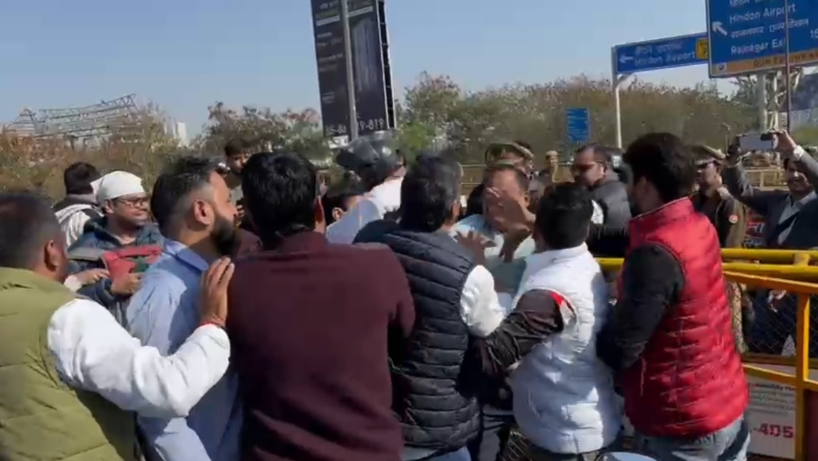 जाम से परेशान लोगों ने लगाए राहुल मुर्दाबाद के नारे, समर्थकों ने पीटा