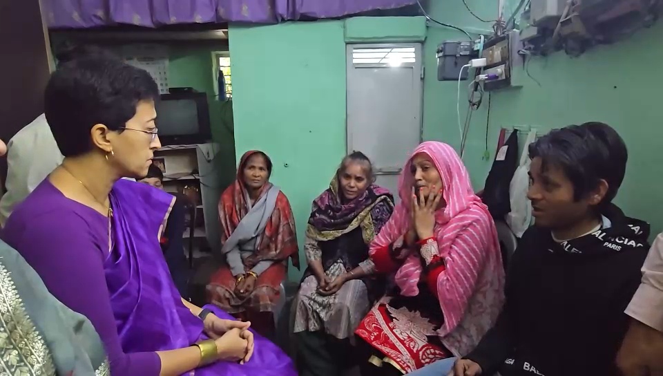 छात्र की मौत पर उसके परिजनों से मिलने पहुंची सीएम आतिशी, सरकारी मदद का दिया भरोसा