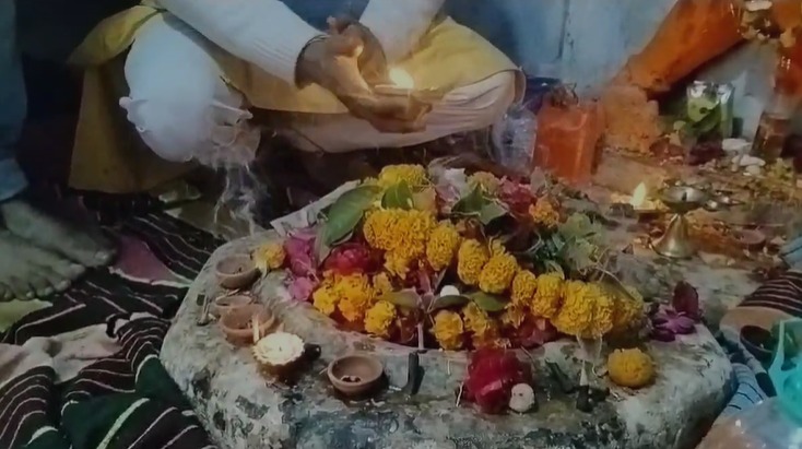 संभल में मिले मंदिर में तीसरे दिन की गई पूजा-अर्चना, भक्तों की उमड़ी भीड़