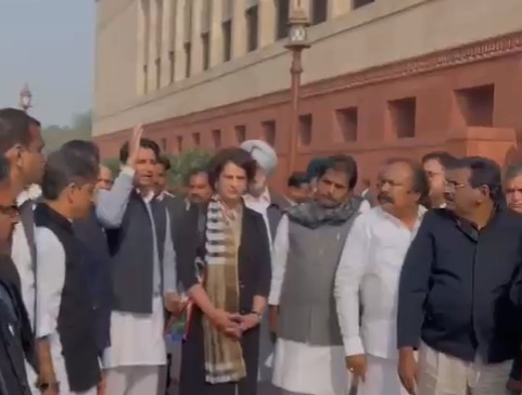 कांग्रेस नेताओं ने संसद परिसर में किया प्रदर्शन, बांग्लादेश में हिंदू अल्पसंख्यकों की सुरक्षा की मांग