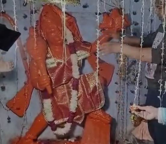 संभल में मिले मंदिर में भगवान हनुमान जी को चढ़ाया गया चोला, भक्तों की उमड़ी भीड़