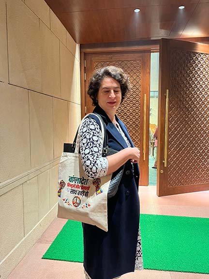 अब नए हैंडबैग के साथ संसद पहुंची प्रियंका गांधी , इस बार बांग्लादेशी हिंदुओं की बात