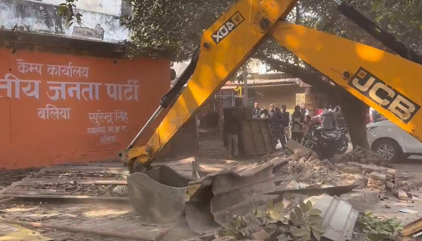 ‘हमें तो अपनों ने लूटा…’ यूपी के बलिया में भाजपा कैंप कार्यालय पर चला बुलडोजर,