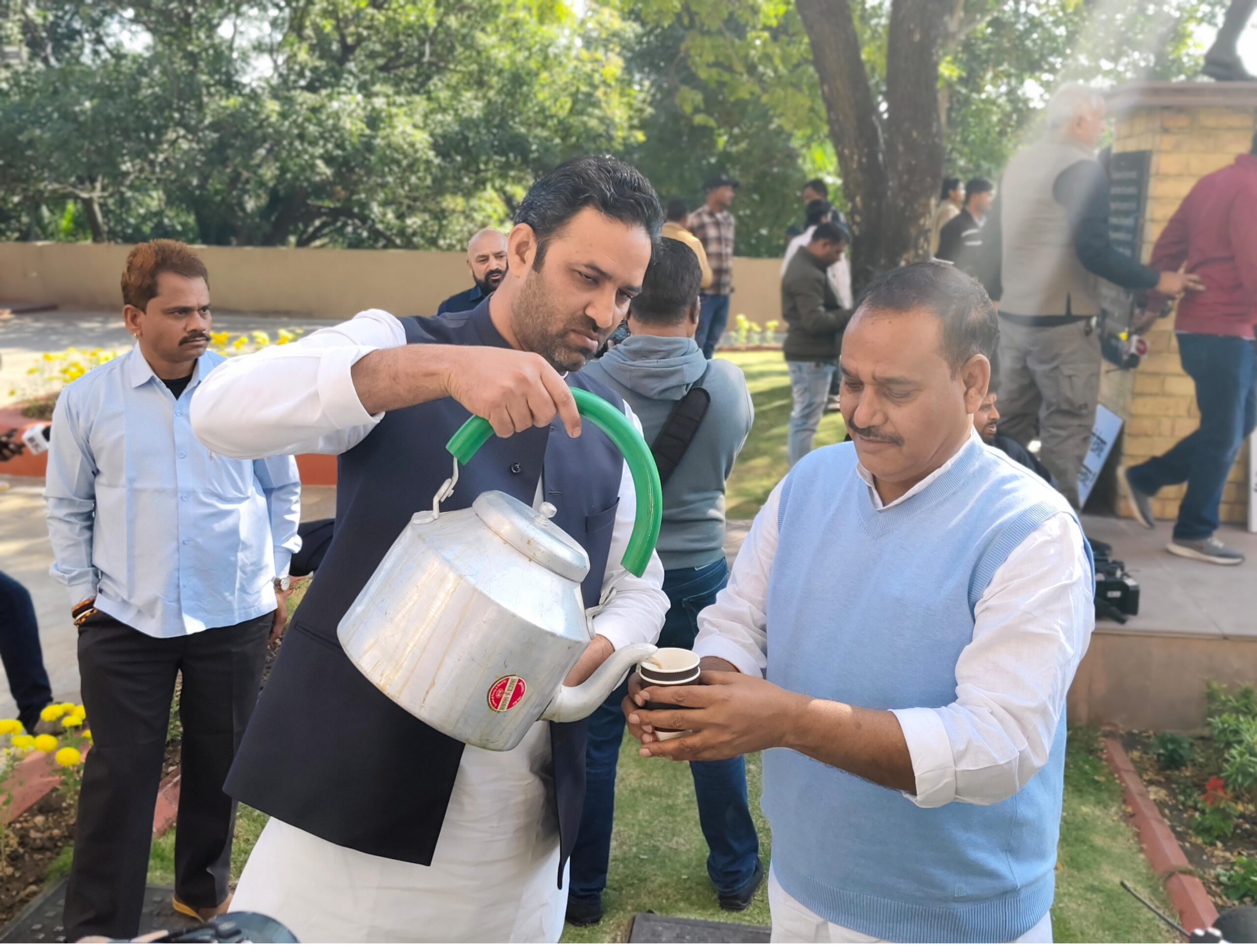 मध्य प्रदेश विधानसभा में कांग्रेस विधायक केतली लेकर पहुंचे