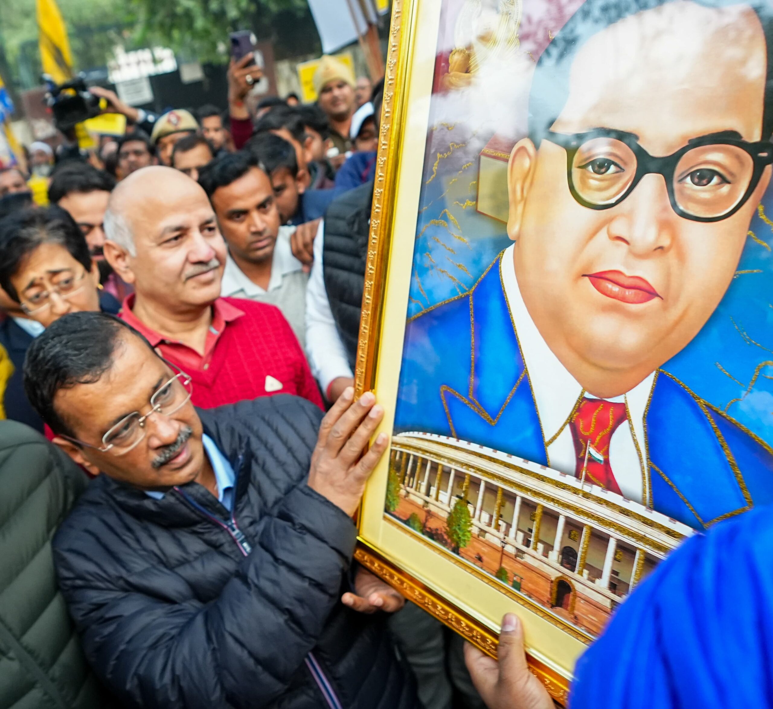 दिल्ली : आम आदमी पार्टी का भाजपा मुख्यालय पर ‘हल्ला बोल’