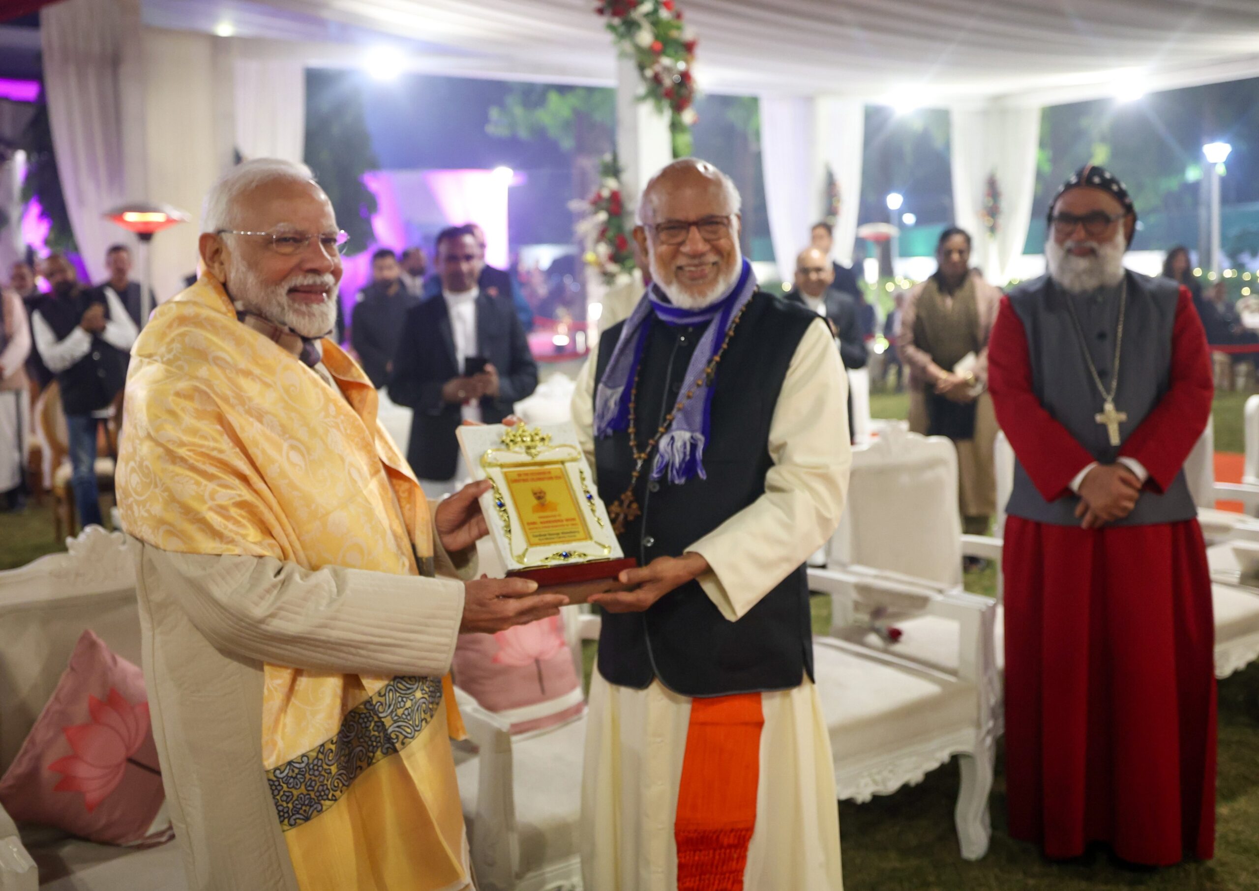 पीएम मोदी ने क्रिसमस समारोह में लिया हिस्सा, ईसाई समुदाय के लोगों से की मुलाकात