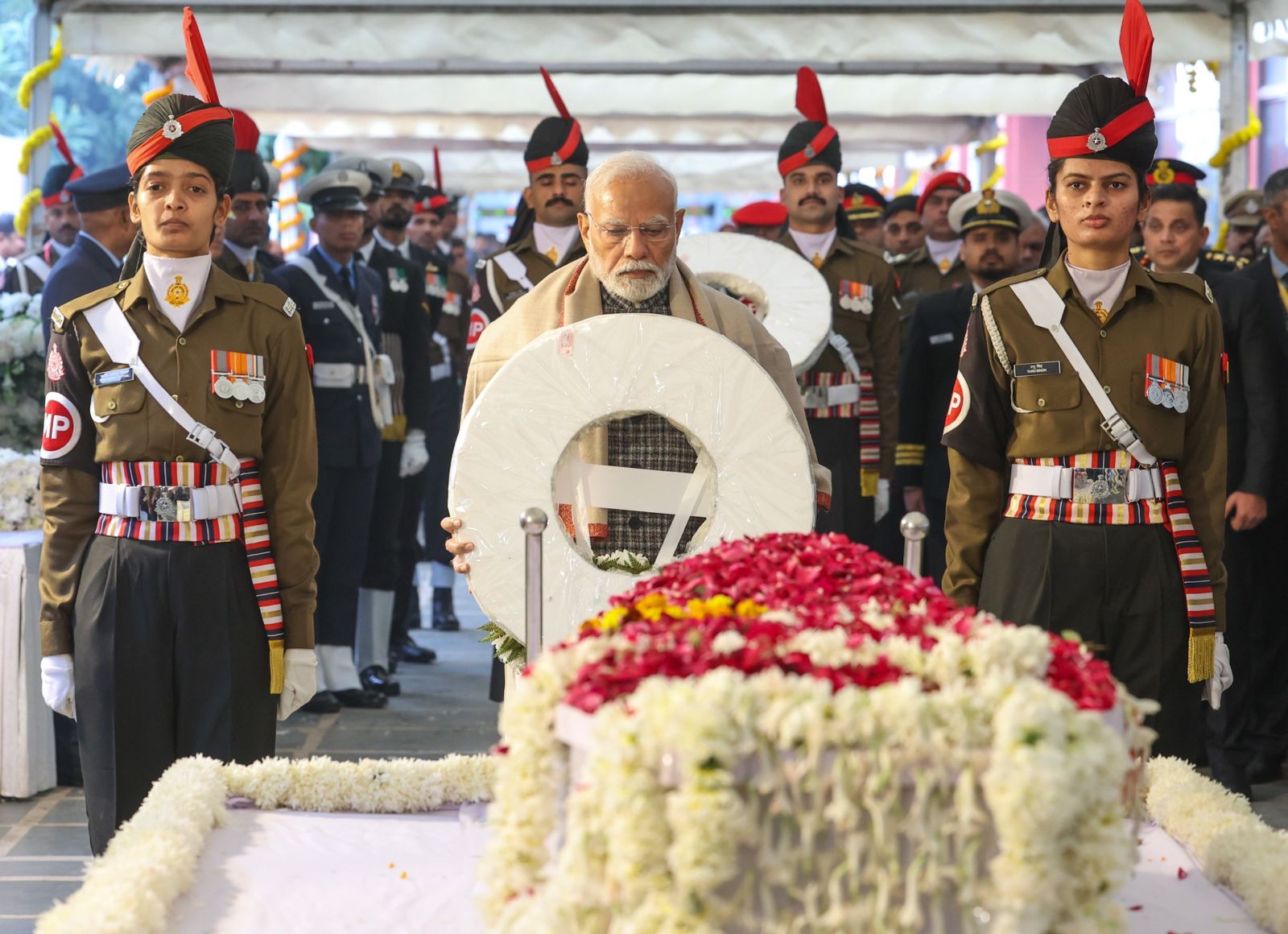 ‘देश के प्रति उनकी सेवा को हमेशा याद रखा जाएगा’, पीएम मोदी ने मनमोहन सिंह को दी अंतिम श्रद्धांजलि