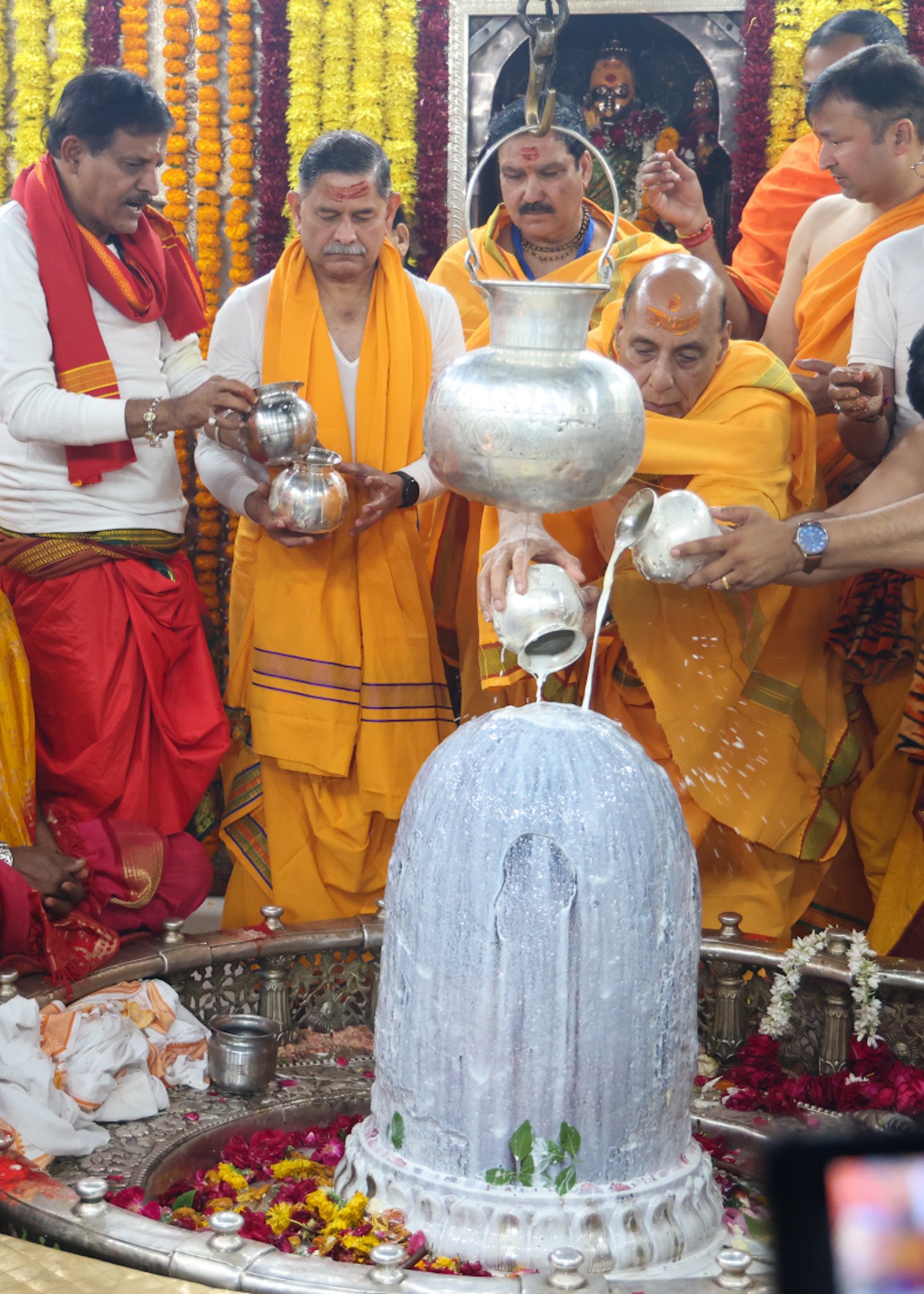 उज्जैन: राजनाथ सिंह ने गर्भगृह में किए महाकाल के दर्शन, बोले- ‘मैं खुद को धन्य महसूस कर रहा हूं’