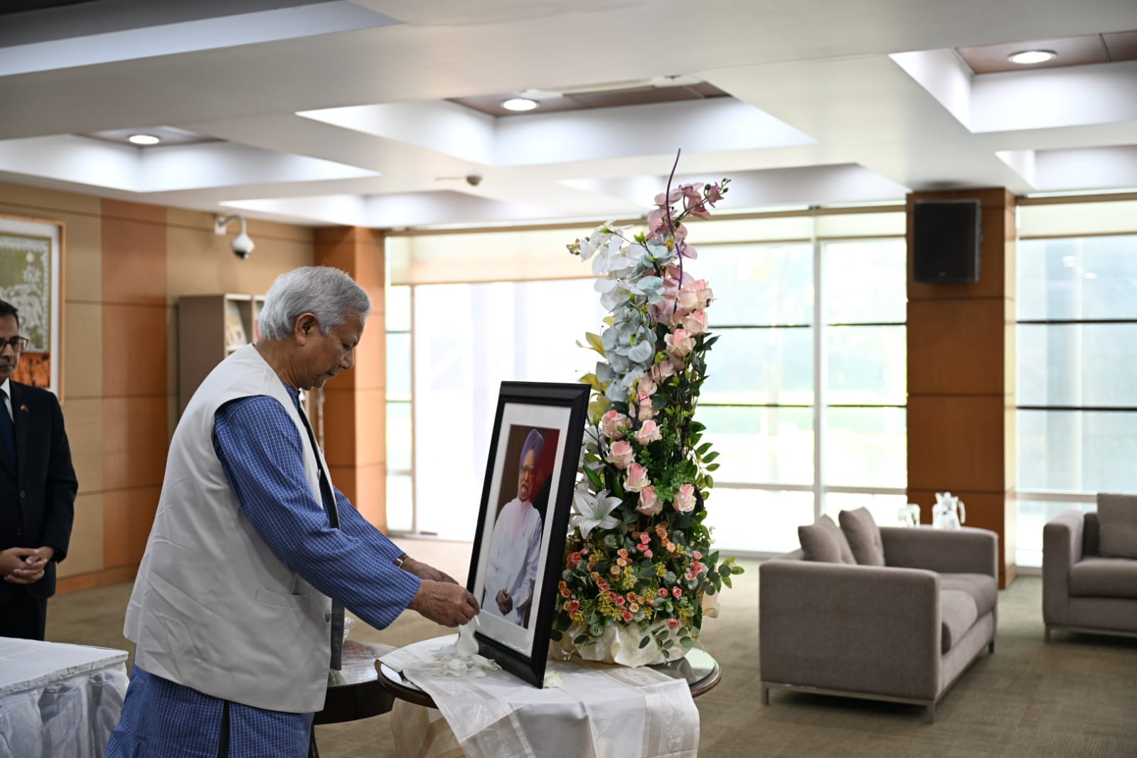 बांग्लादेश : मुख्य सलाहकार मोहम्मद यूनुस ने भारतीय उच्चायोग जाकर डॉ. मनमोहन सिंह को दी श्रद्धांजलि