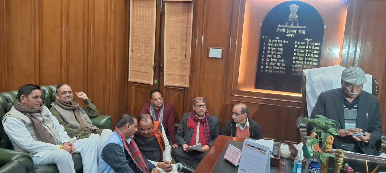 दिल्ली : कैग रिपोर्ट विधानसभा में पेश करने को लेकर स्पीकर कार्यालय में धरने पर बैठे भाजपा विधायक